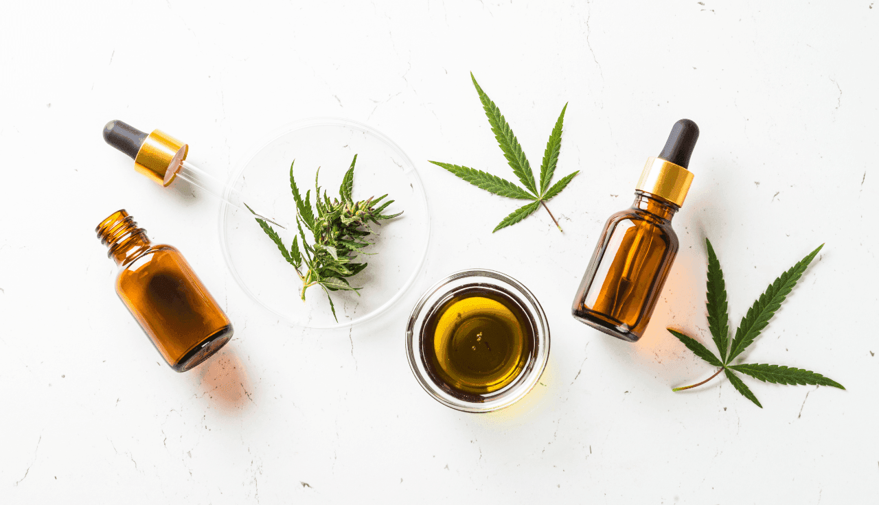 Extraktflaschen und Teile einer Cannabispflanze